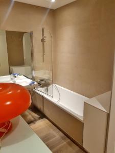Ett badrum på PALAIS LUMIERE : la ''Chambre Blanche''