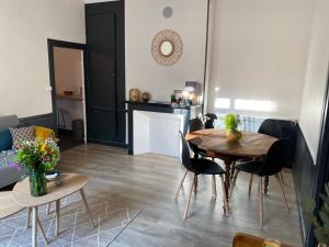 uma sala de estar com mesa e cadeiras em joli appartement quartier historique, 5 pers em Moulins