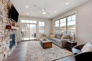 New Luxury Loft #208 Near Resort - Huge Hot Tub & Views - FREE Activities & Equipment Rentals Daily