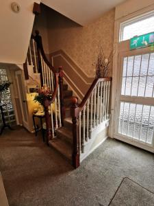 una escalera en una casa con escalera en Baldara House en Dublín