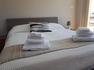 Posteľ alebo postele v izbe v ubytovaní THE ATTICO MILAZZO