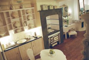 Zimmer mit einer Küche mit Spüle und Herd in der Unterkunft Suite " Mon Rêve " in Maastricht