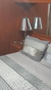 Posteľ alebo postele v izbe v ubytovaní Apartamentos Quien Anda Ahí Ribadeo