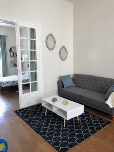- un salon avec un canapé et une table basse dans l'établissement Résidence Austerlitz centre Angouleme, à Angoulême