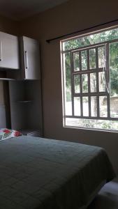 a bedroom with a bed and a window at Refugio na Serra 2 in Bananeiras