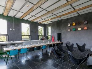 comedor grande con mesa larga y sillas en Holiday Home in Den e halfway between Namur and Charleroi en Denée