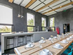 - une grande table en bois dans une chambre avec fenêtres dans l'établissement Holiday Home in Den e halfway between Namur and Charleroi, à Denée