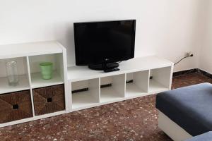 En tv och/eller ett underhållningssystem på #southworking - Appartamento in villa sulla spiaggia a Soverato