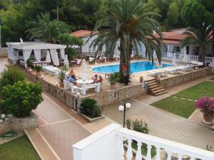 Vromolimnos的住宿－Villa Christina Skiathos，享有带游泳池的度假村的空中景致