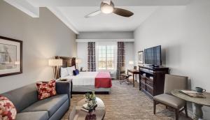 Habitación de hotel con cama y TV en Ayres Suites Mission Viejo - Lake Forest, en Mission Viejo