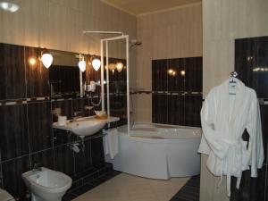 Koupelna v ubytování Atrium Hotel + 22 fotografií