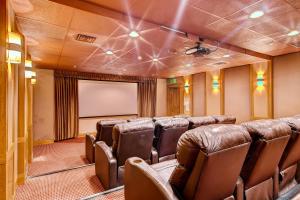 una sala de cine con sillas de cuero y una pantalla en Water House on Main Street, en Breckenridge