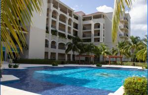 una piscina di fronte a un edificio di Landmark by Villas Segovia a Cozumel