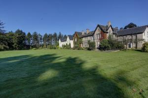 een groot huis met een grote grastuin bij Best Western Balgeddie House Hotel in Glenrothes