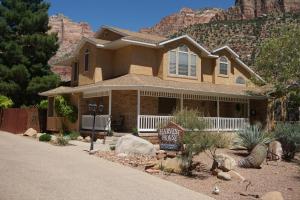 una casa con un cartel delante de ella en Harvest House Bed and Breakfast, en Springdale