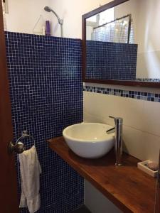 uma casa de banho com um lavatório branco e um espelho. em ROSALIMON em Nueva Palmira