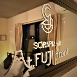 um sinal na janela de um quarto de hotel em SORAPIA Villa Mt.FUJI Front em Fujikawaguchiko