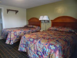 A bed or beds in a room at Budget Inn Columbus