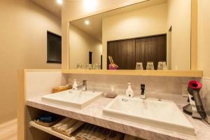福岡市にあるSYA Hotel-上呉服町 一軒家貸し切りの洗面台が2つと大きな鏡があるバスルーム +14枚の写真