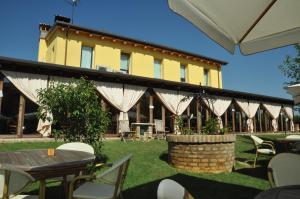 a building with a table and chairs in the yard at Osteria e Locanda Del Viaggiatore in Russi