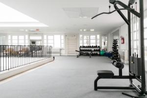 a gym with treadmills and a treadmill at Apartamento com varanda no IL Campanário Resort in Florianópolis