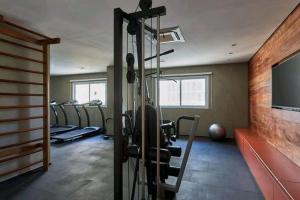 una palestra con una fila di tapis roulant e una TV a schermo piatto di Lindo Studio Metrô Anhangabaú a San Paolo