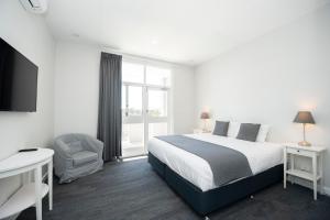 The Parade Hotel客房内的一张或多张床位