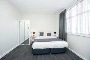 The Parade Hotel客房内的一张或多张床位