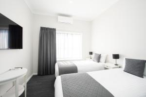 The Parade Hotel客房内的一张或多张床位