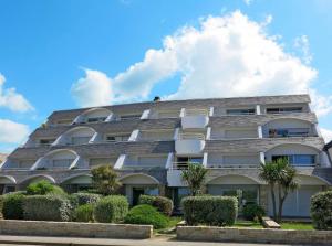 ein Gebäude mit Büschen davor in der Unterkunft Loriot2 - appartement vue sur mer in Ploemeur
