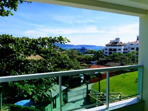 einen Balkon mit Stadtblick in der Unterkunft Residencial Caminho das Praias in Bombinhas