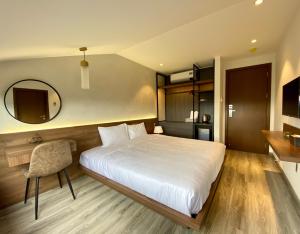 Postel nebo postele na pokoji v ubytování Charisma Hotel Da Lat