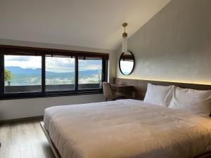 Postel nebo postele na pokoji v ubytování Charisma Hotel Da Lat