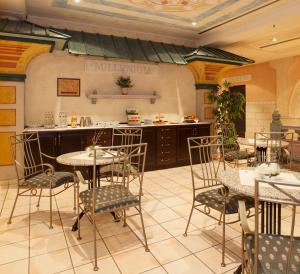 
Ein Restaurant oder anderes Speiselokal in der Unterkunft Dorint MARC AUREL Spa & Golf Resort 
