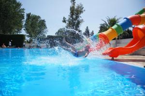 Bazén v ubytování Marina di Rossano Village Club nebo v jeho okolí + 22 fotografií