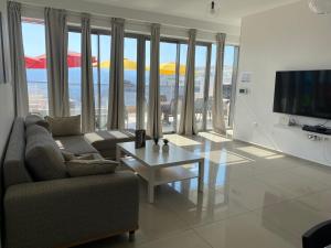 אזור ישיבה ב-Stunning Penthouse with sea views and private heated pool