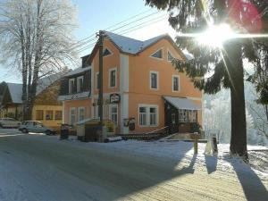 una casa al lado de una calle en la nieve en Jako doma en Albrechtice v Jizerských horách
