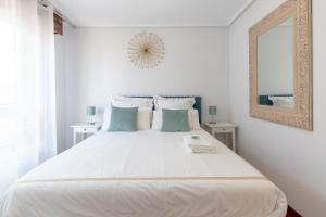 Tempat tidur dalam kamar di Precioso apartamento cerca de Bilbao Exhibition Center -BEC-, Bilbao y playas