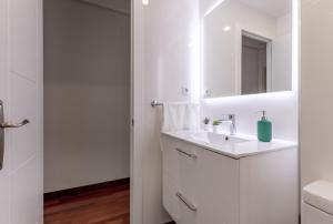 Koupelna v ubytování Precioso apartamento cerca de Bilbao Exhibition Center -BEC-, Bilbao y playas + 25 fotografií