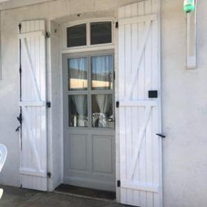Oradour-FanaisにあるGîte des Rosesの白い扉