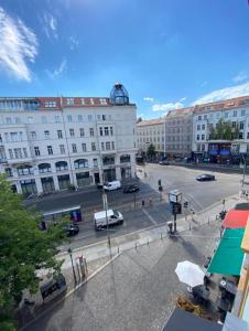 Blick auf eine Stadtstraße mit einem Gebäude in der Unterkunft Märkischer Hof Hotel in Berlin
