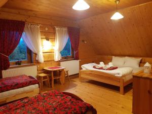 Posteľ alebo postele v izbe v ubytovaní Domek Góralski nad Czorsztynem - Kluszkowce + 37 fotografií