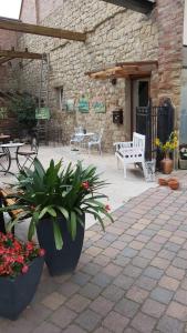 a patio with benches and plants and a brick building at Toscanahaus in Bad Sobernheim