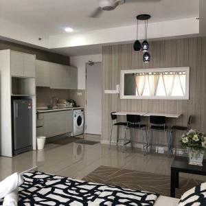 Una cocina con una mesa y sillas en una habitación. en Shah City @ i-SoHo, en Shah Alam 13 fotos más