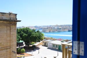 vistas al agua desde un edificio en Grand Harbour Apartments, en Floriana