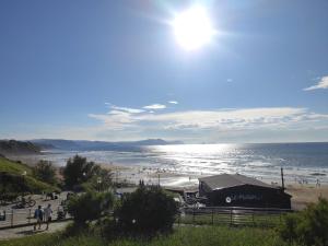 una playa con una tienda y gente en la playa en Precioso apartamento cerca de Bilbao Exhibition Center -BEC-, Bilbao y playas, en Barakaldo