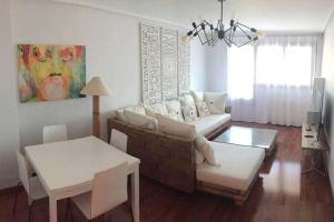 sala de estar con sofá y mesa en Precioso apartamento cerca de Bilbao Exhibition Center -BEC-, Bilbao y playas, en Barakaldo