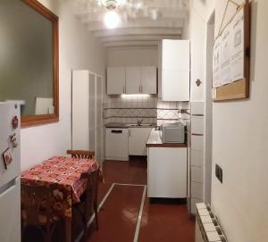 małą kuchnię ze stołem i lodówką w obiekcie Apartment ninnananna we Florencji