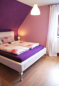 Un pat sau paturi într-o cameră la Eichenhof Kalletal