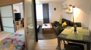 ein Wohnzimmer und ein Esszimmer mit einem Tisch und einem Sofa in der Unterkunft Ferienwohnung Kuhn in Rhumspringe